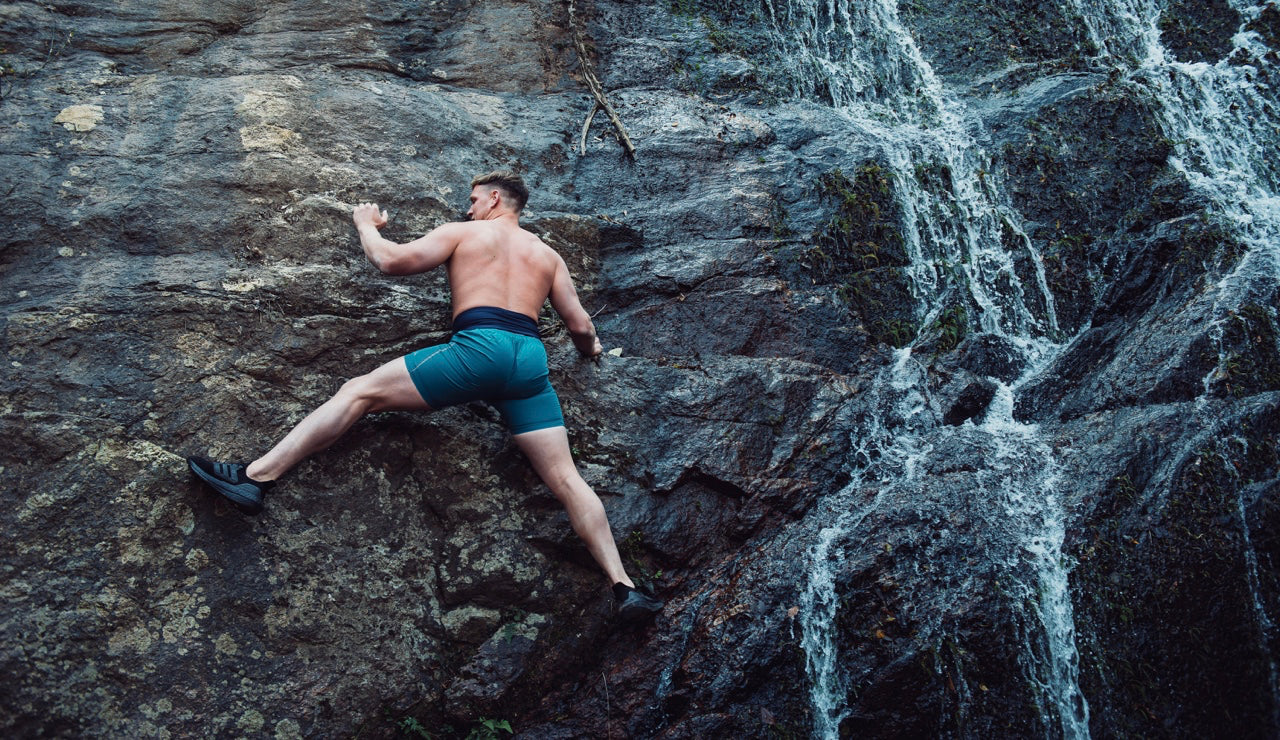 Man rock climbing using fanny pack